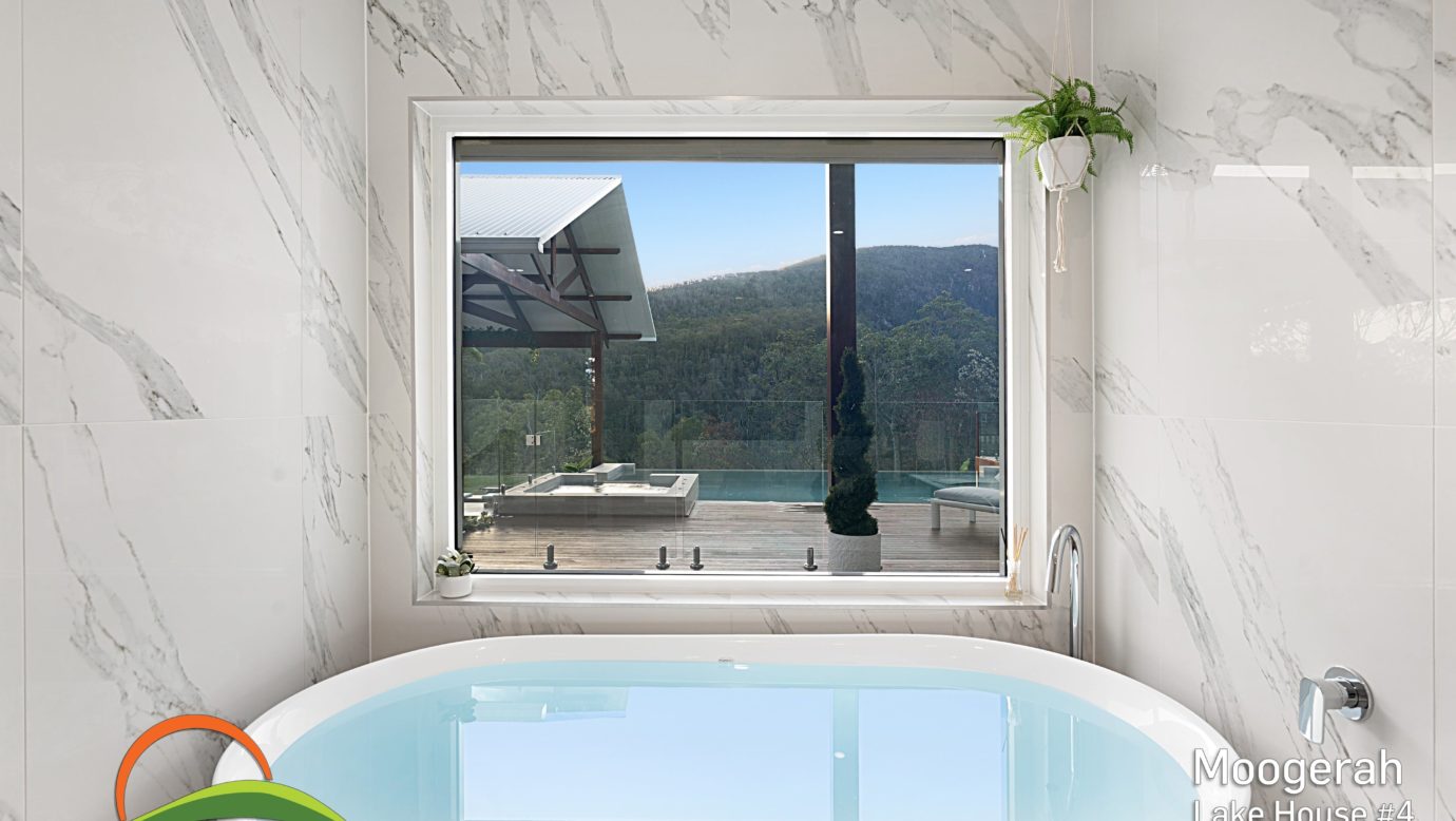 Lake House 4 - Bath and View