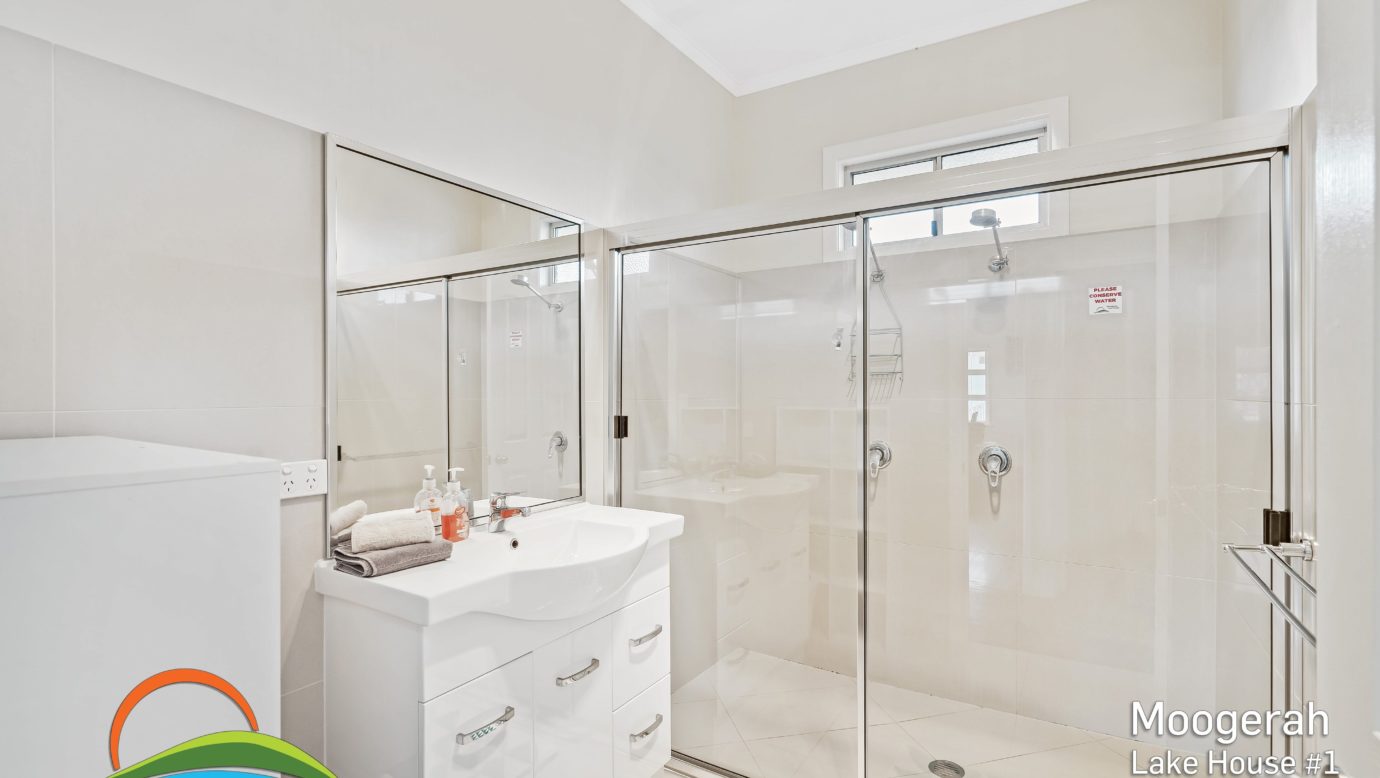 Lake House 1 - Bathroom