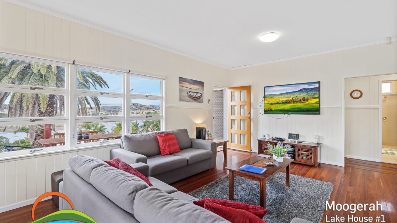 Lake House 1 - Lounge and View