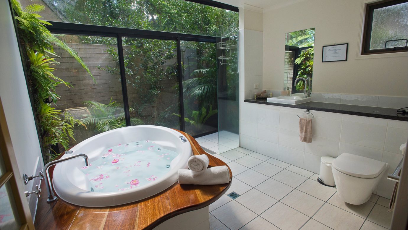 Double Spa in 'outdoor' bathroom