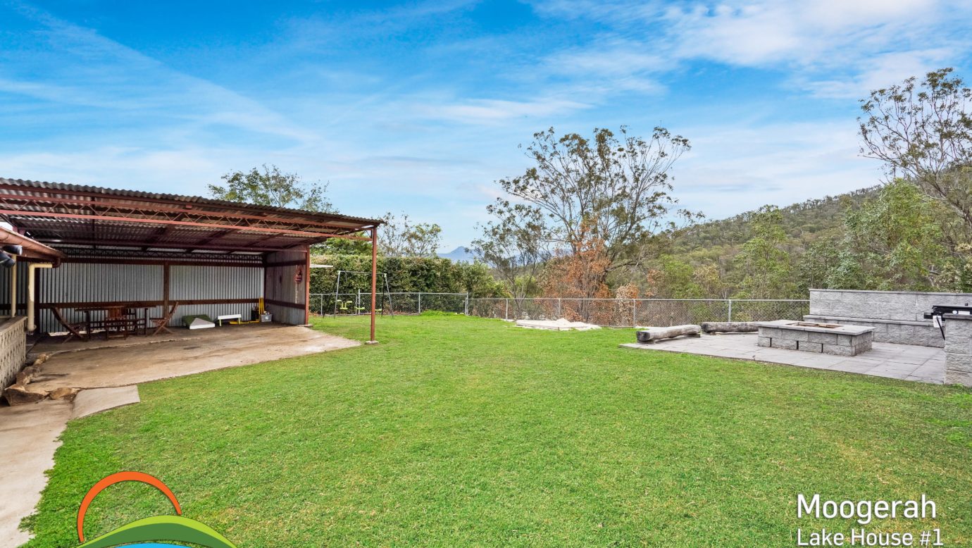 Lake House 1 - Large Back Yard