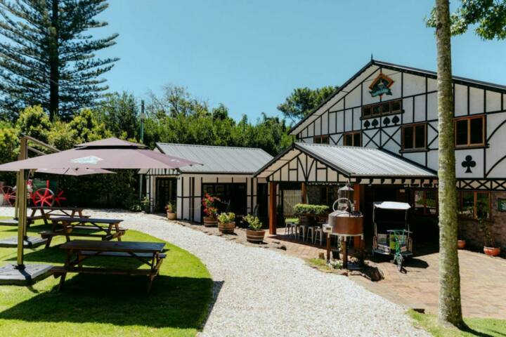 Front entrance of Tamborine Mountain Distillery cellar door.