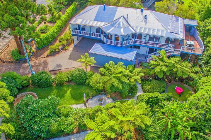 Perched between the peak of Eagle Heights and the scarp of Tamborine Mountain