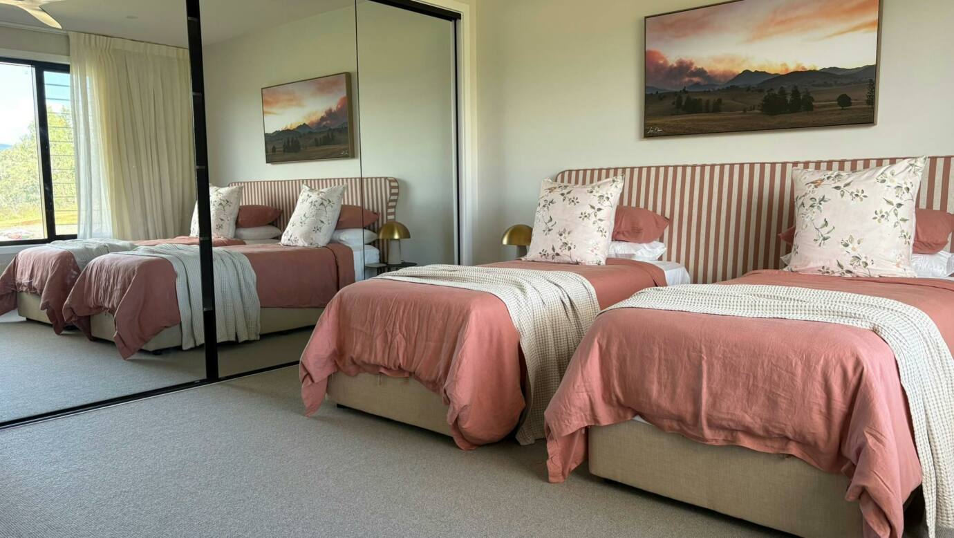 Bedroom - 2 x single beds or 1 king sized bed